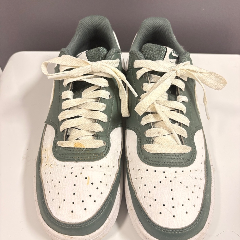 Nike Kids Low-Top Sneakers in Olive Green and Cream